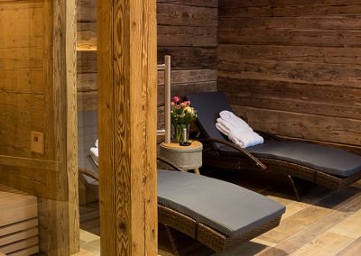 Genießen Sie die intensive Wärme in unserer Alm Sauna nach einem Skitag in den Tiroler Alpen.